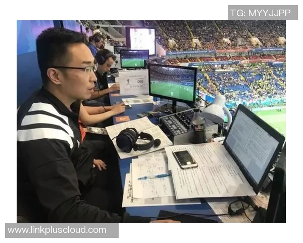 足球明星在央视解说的身份揭秘与精彩瞬间回顾